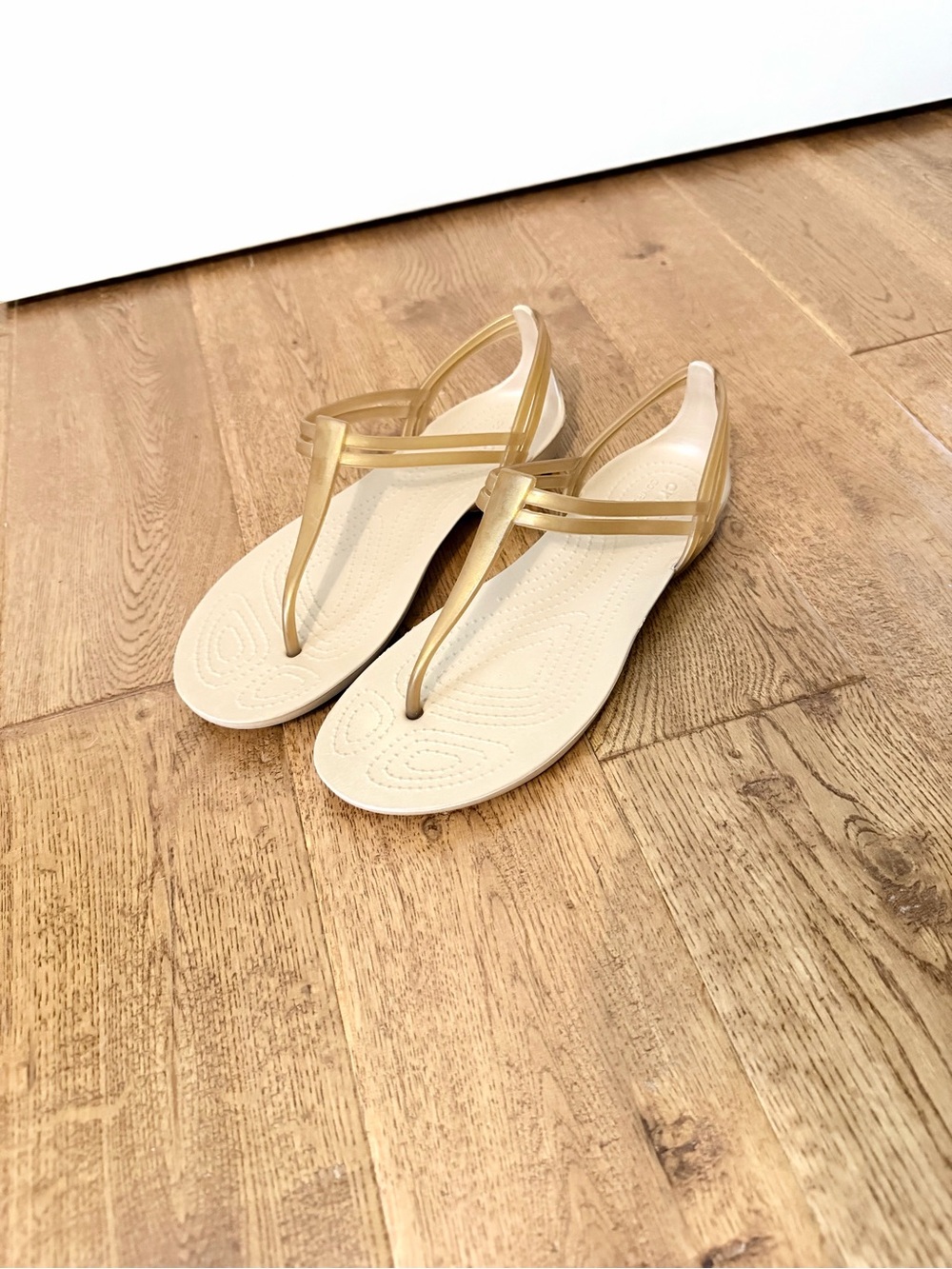 Crocs Isabella T-Strap Thong Gold Tan Slip On Jelly Thong Sandals Size 7 Comfort - Picture 2 of 7